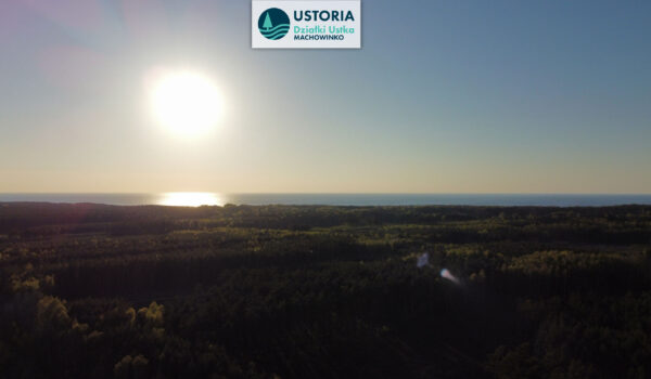 Widok na zachód Słońca i morze - zdjęcie wykonane z drona znajdującego się nad Ustorią